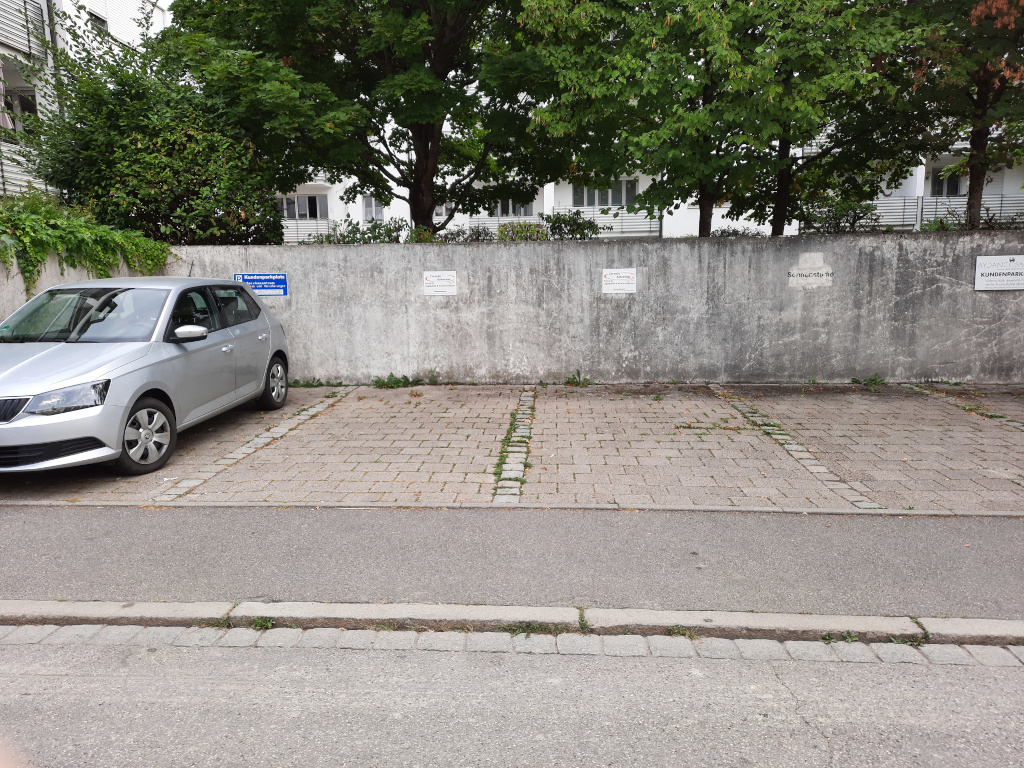 F&uuml;r unsere Patienten reservierte kostenlose Parkpl&auml;tze.